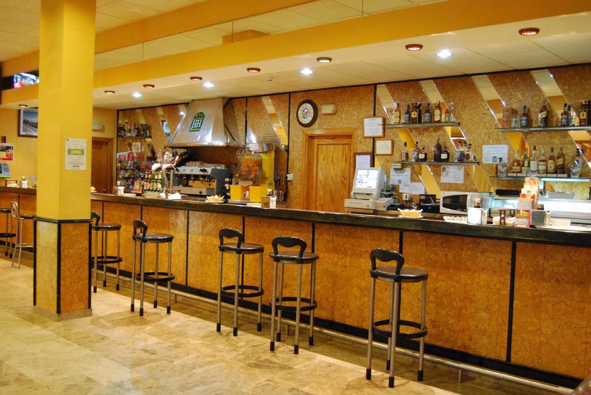 Hotel Los Templarios เฮเรส เด ลอส คาบาลเญรอส ภายนอก รูปภาพ